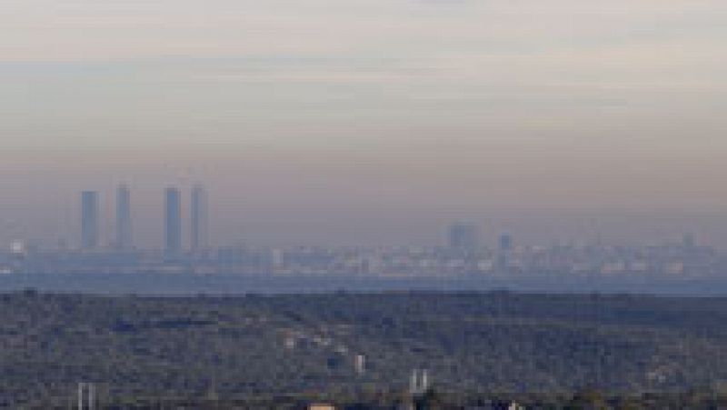 Madrid vuelve a limitar la velocidad por la contaminación y podría prohibir estacionar este miércoles
