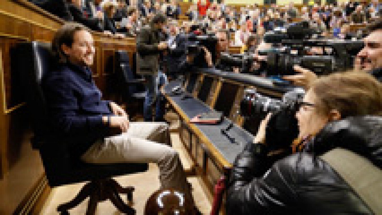 Iglesias se sienta por primera vez en el escaño del presidente del Gobierno