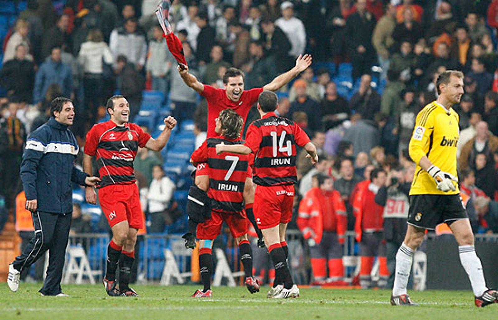 El Irún todavía no se cree que haya eliminado al actual campeón de la Liga y jugando en el Bernabéu. Seis goles en dos partidos han dado el pase a los jugadores del Irún a la siguiente fase de la Copa del Rey. Un ejemplo de equipo modesto que es capa