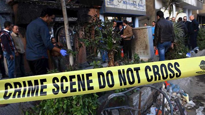 Telediario 1 - Dieciséis muertos en un ataque con cócteles molotov contra un restaurante y un club nocturno del El Cairo