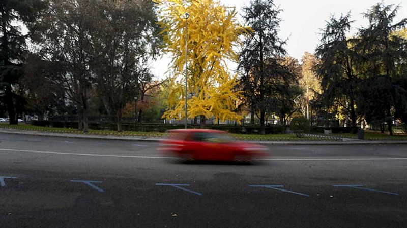 Pendientes de los medidores de polución en el segundo día con restricciones de aparcamiento en Madrid