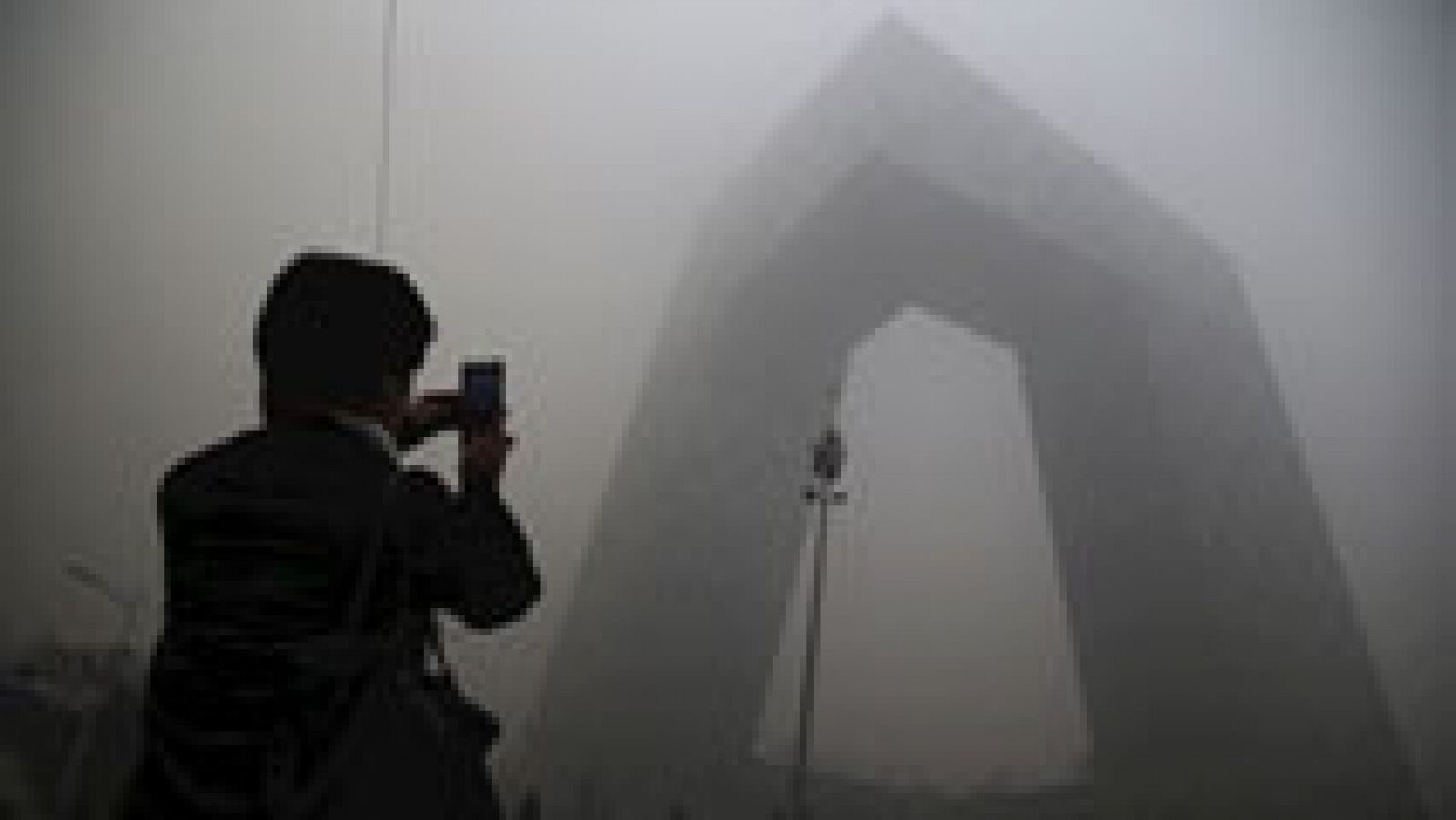 Telediario 1: Alerta roja en Pekín por la alta contaminación  | RTVE Play
