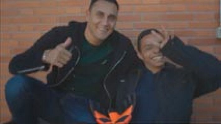 Keylor Navas alegra la Navidad a un niño con parálisis cerebral