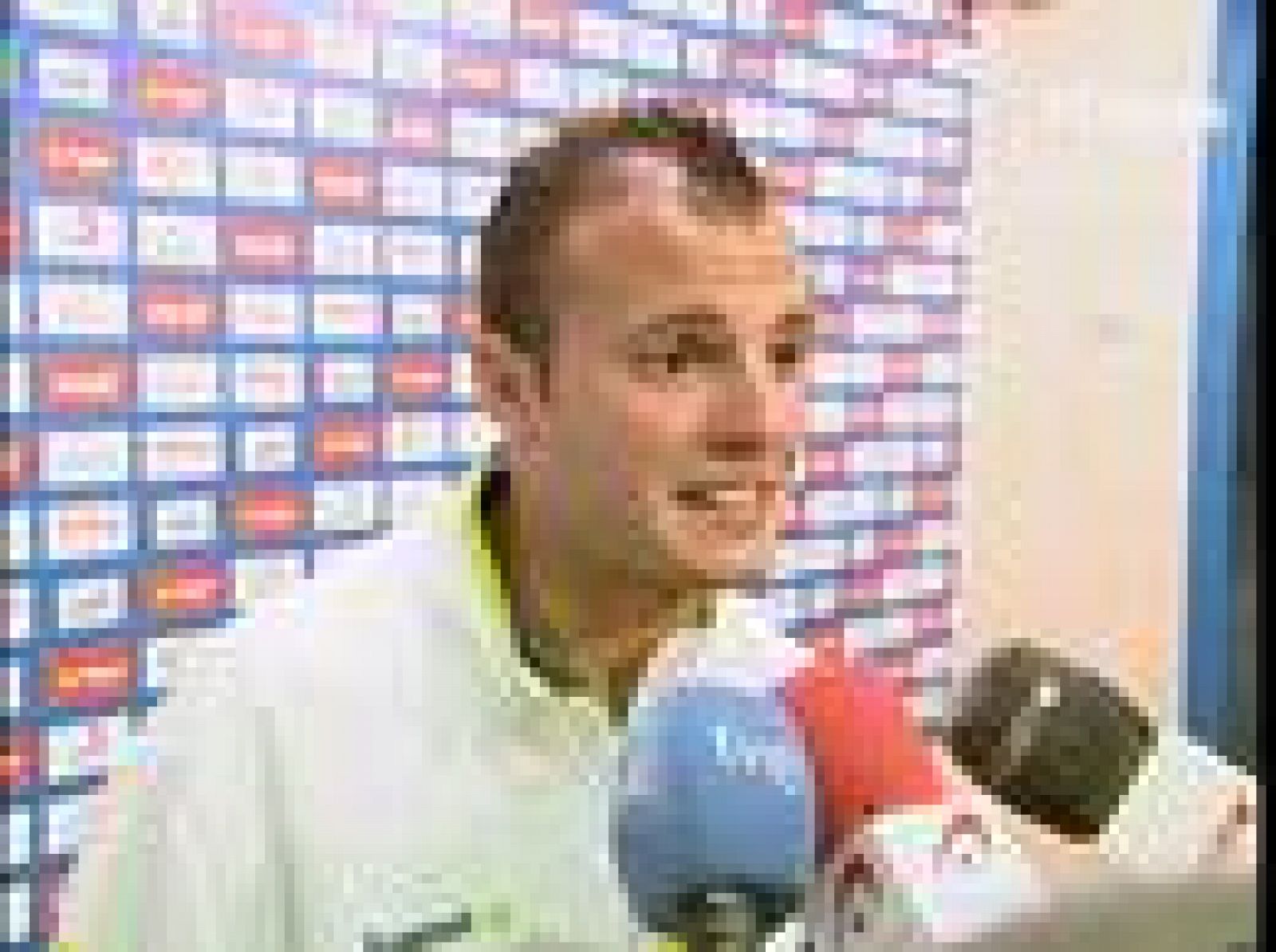 Los jugadores del Poli Ejido, Robles y Juli, han declarado que están muy contentos tras eliminar al Villarreal. Ambos coinciden en que prefieren al Barça o al Valencia en los próximos aconteciemientos, ya que son conscientes de que les queda poco en