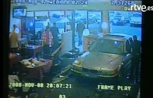  - Empotra su coche en un restaurante