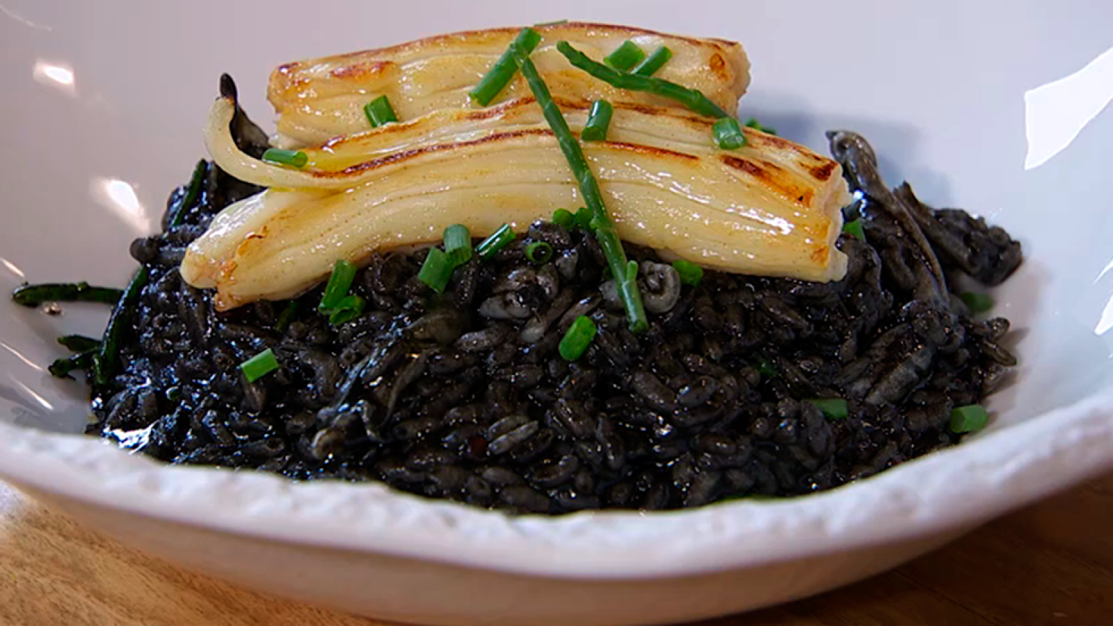 Arroz negro con cañaillas y espardeña
