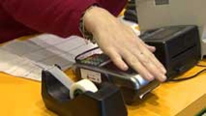 Telediario 1 - Los españoles seguimos prefiriendo pagar en efectivo