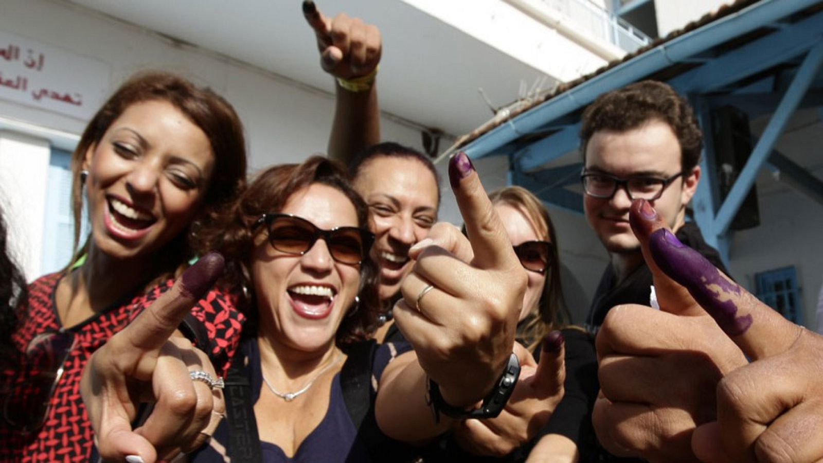 La receta del éxito de la 'primavera' tunecina es su gente. Una sociedad civil fuerte y activa, que ha liderado una transición política y pacífica tras dos décadas de dictadura. 