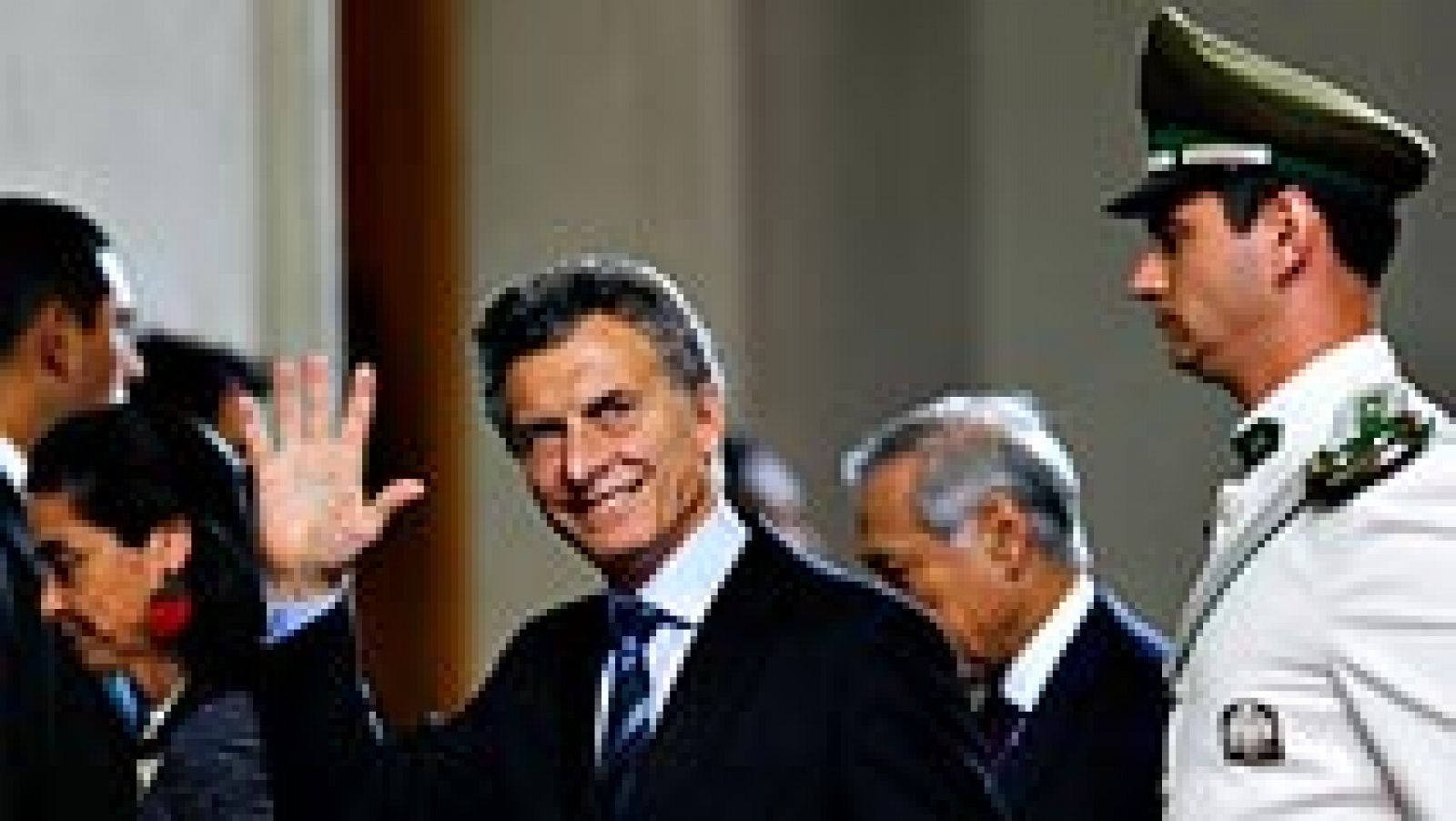 Telediario 1: Cristina Fernández no acudirá a la toma de posesión de Macri en Argentina por las diferencias en el traspaso de poderes | RTVE Play