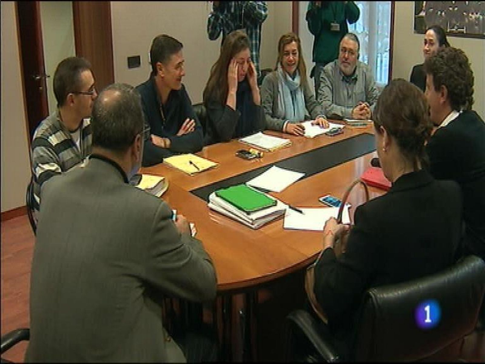   Podemos plantea sus condiciones al Gobierno del Principado para apoyar el proyecto de presupuestos para 2016. Reclama, entre otras cosas, rebajas fiscales a las rentas bajas. Ciudadanos anuncia una enmienda a la totalidad.   El Principado denuncia que las traviesas utilizadas en la variante de Pajares son incompatibles con el ancho internacional y reitera sus acusaciones al Gobierno central de mentir sobre el proyecto. Además, autoriza un endeudamiento en más de 24 millones de euros para costear los nuevos tratamientos contra la hepatitis C. 