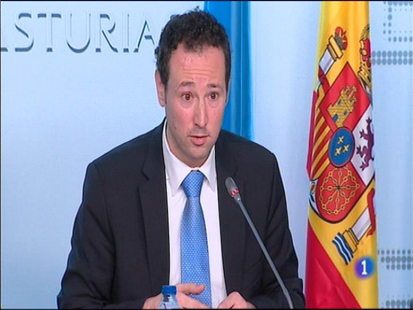  Podemos plantea sus condiciones al Gobierno del Principado para apoyar el proyecto de presupuestos para 2016. Reclama rebajas fiscales a las rentas bajas.  El Principado denuncia que las traviesas utilizadas en la variante de Pajares son incompatibles con el ancho internacional. Además, autoriza un gasto de más de 24 millones de euros para los nuevos tratamientos contra la hepatitis C. 