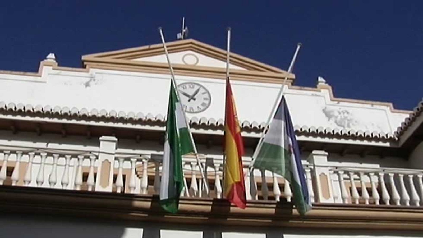 Banderas a media asta y un minuto de silencio en Monachíl por Jorge García Tudela