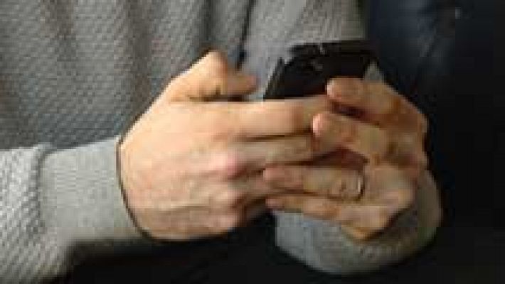 Los psicólogos advierten del exceso de tiempo que dedicamos al móvil