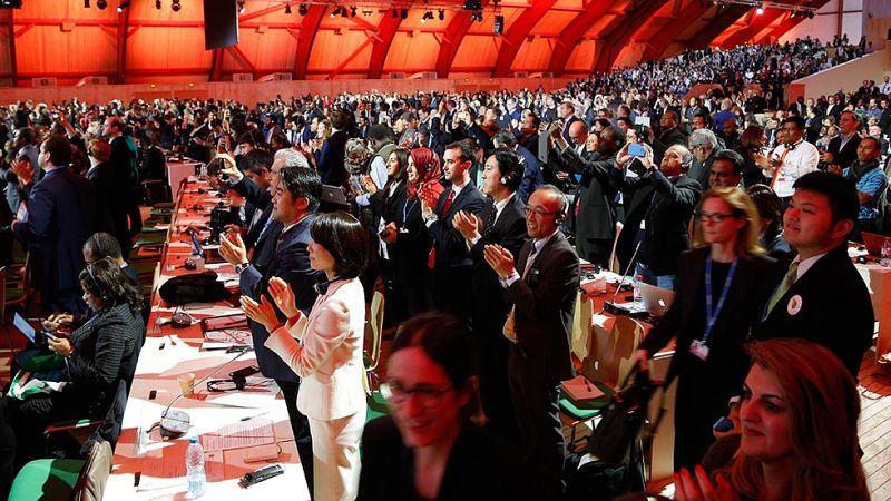 La Cumbre de París aprueba el primer acuerdo contra el cambio climático