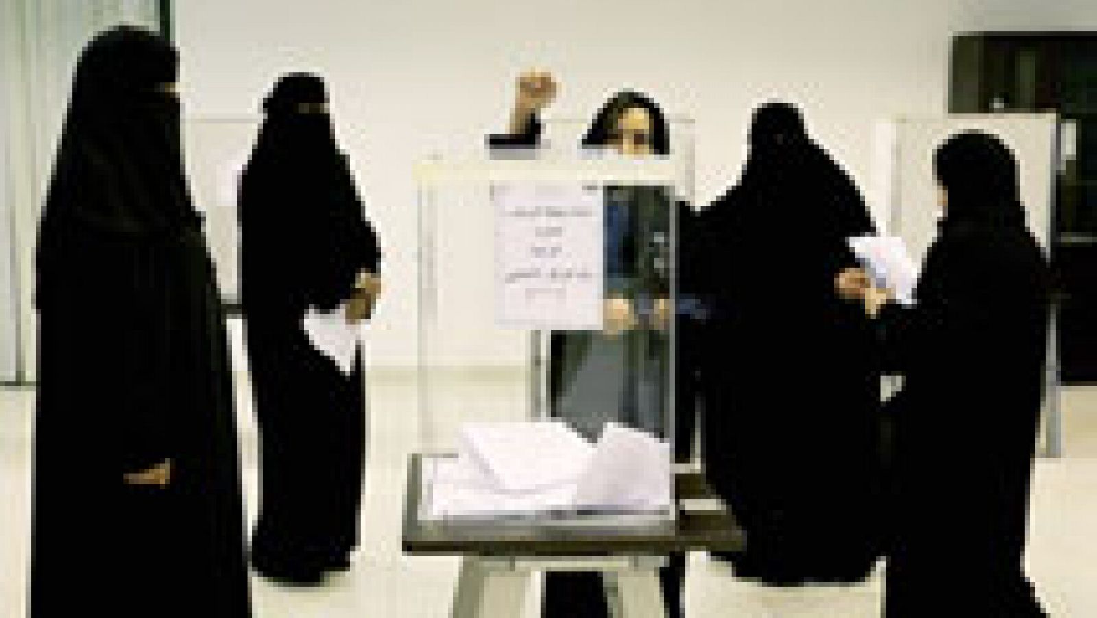 Informativo 24h: Una mujer resulta elegida por primera vez para los consejos municipales saudíes | RTVE Play
