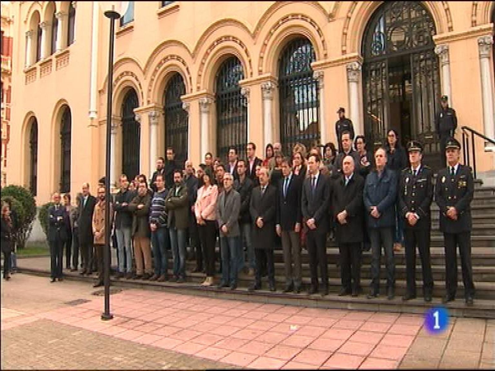  Representantes institucionales del Principado y del Ayuntamiento de Oviedo participan en la campaña nacional de concentraciones de duelo por los dos policías muertos en el atentado de Kabul. Quince industrias integradas en el Polo del Acero de Asturias se unen con la Universidad de Oviedo para investigar productos innovadores en el sector del metal.
