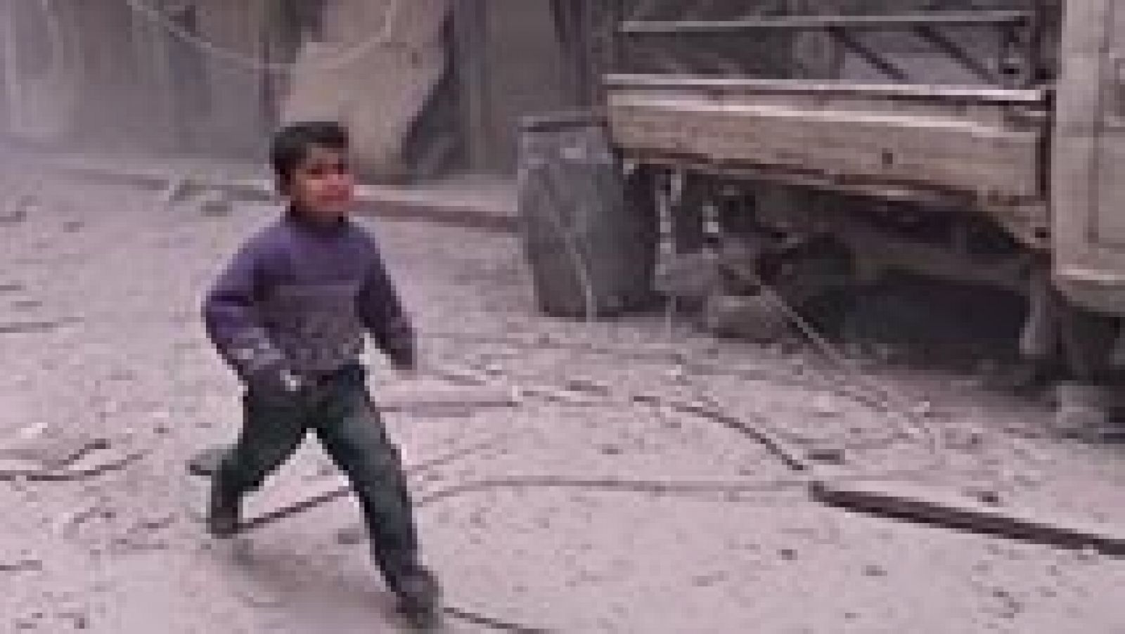 Sin programa: Varios niños huyen de los bombardeos en Douma, feudo de los rebeldes en Siria | RTVE Play