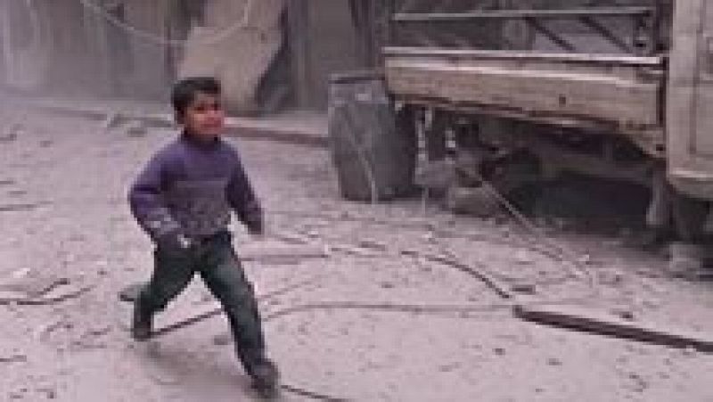 Varios niños huyen de los bombardeos en Douma, feudo de los rebeldes en Siria