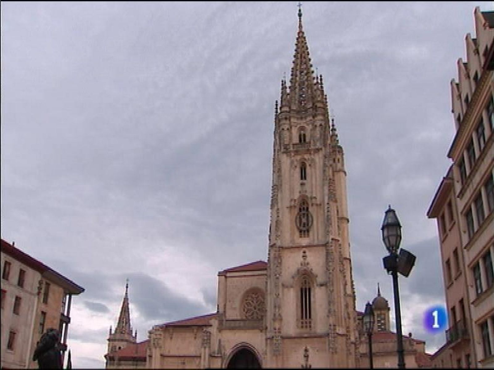  Mañana miércoles, en Asturias tendremos a primeras horas cielos nubosos con lluvias débiles, tendiendo desde media mañana, a disminuir la nubosidad y a remitir las precipitaciones quedando intervalos de nubes medias y altas. Temperaturas mínimas en descenso en la Suroccidental y con pocos cambios en el resto. Temperaturas máximas en ascenso ligero. Vientos del sur y sureste flojos, algo más intensos en la Cordillera y sin descartar intervalos de fuerte en el extremo oeste del litoral occidental así como en valles orientados al sur de la Suroccidental.