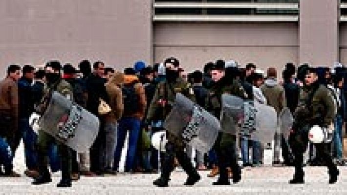 Telediario 1 - Bruselas propone crear un cuerpo especial que controle las fronteras de la Unión Europea