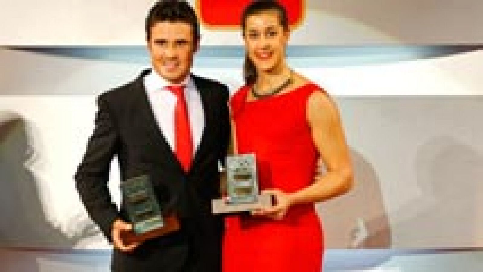 Son los deportistas del año para el Comité Olímpico Español. Carolina Marín, campeona del mundo de bádminton, y Javier Gómez Noya, campeón del mundo de triatlón, han sido homenajeados en la gala del COE.