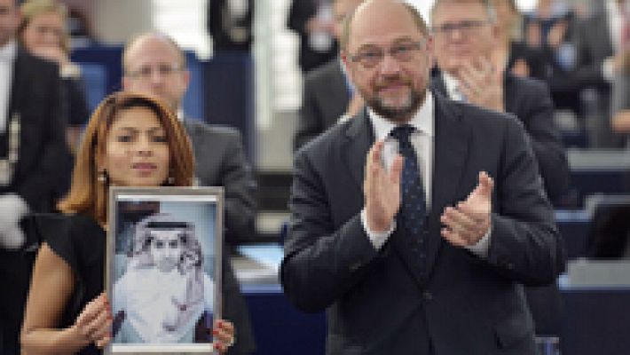 Ensaf Haidar, esposa del bloguero saudí Raif Badawi, premio Sajarov 2015, recoge en su nombre el galardón