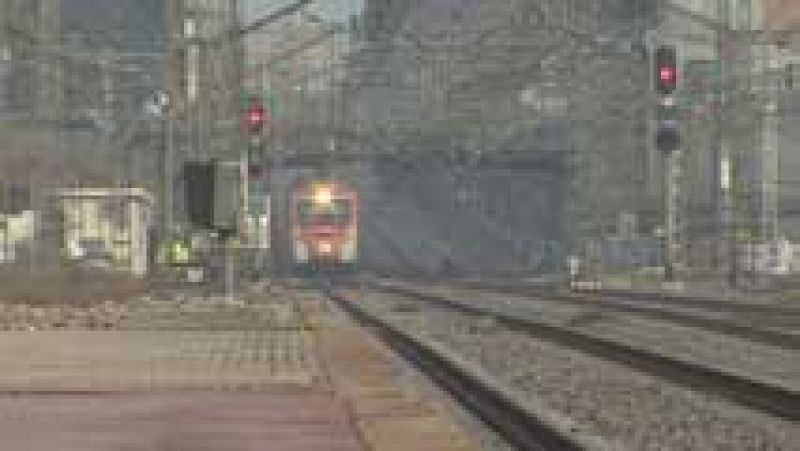 Siguen los retrasos en los trenes de cercanías de Barcelona después del robo de cable de ayer