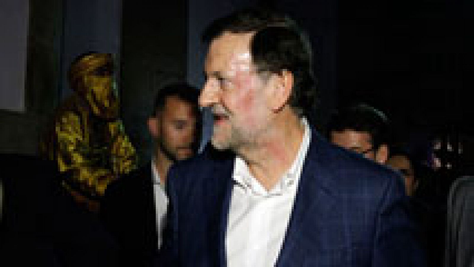 Telediario 1: Un menor agrede a Rajoy durante su visita a Pontevedra en plena campaña | RTVE Play