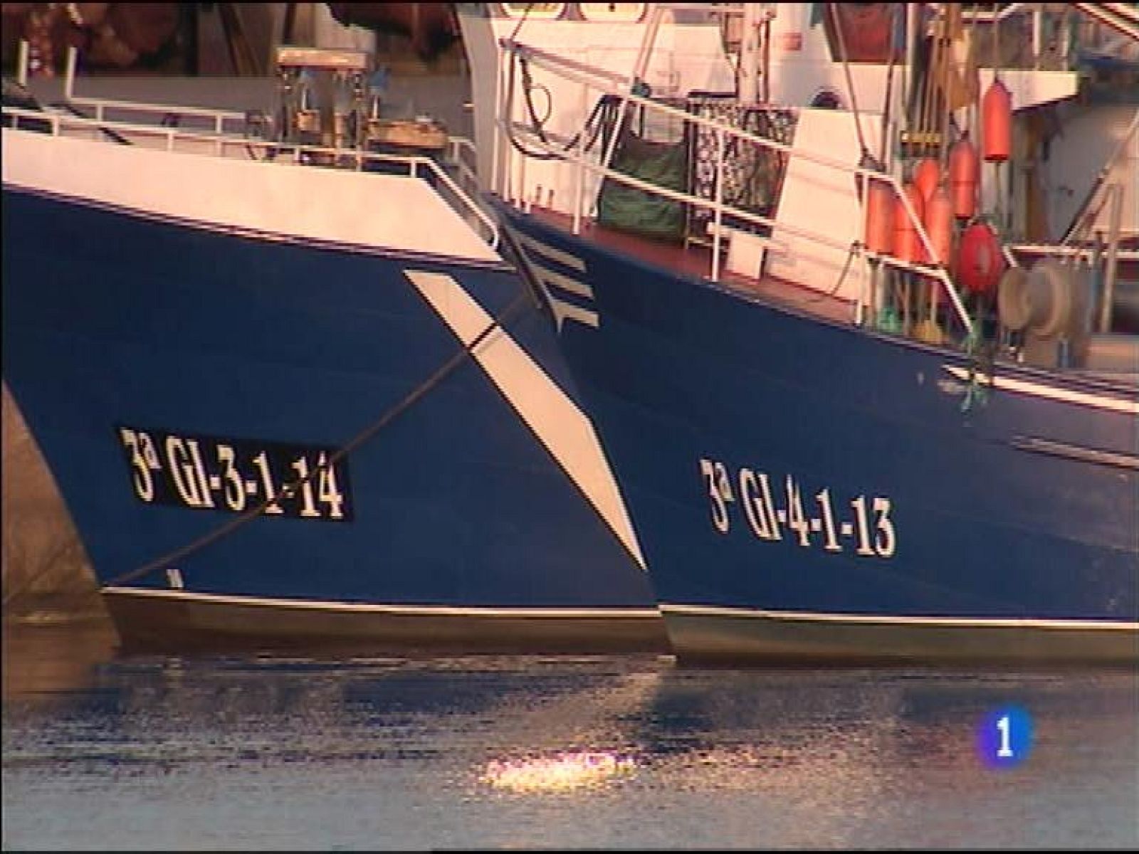  El Gobierno del Principado y las cofradías de pescadores dicen que el acuerdo pesquero cerrado en Bruselas por los ministros del ramo es perjudicial para la flota asturiana y para la de todo el Cantábrico. Representantes de los tres sindicatos mayoritarios del campo asturiano trasladan al Gobierno asturiano el malestar del sector por los perjuicios originados con los falsos positivos en los análisis para la erradicación de la tuberculosis en la cabaña ganadera.