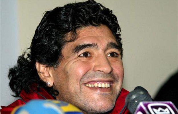  - Maradona apoya a sus tenistas