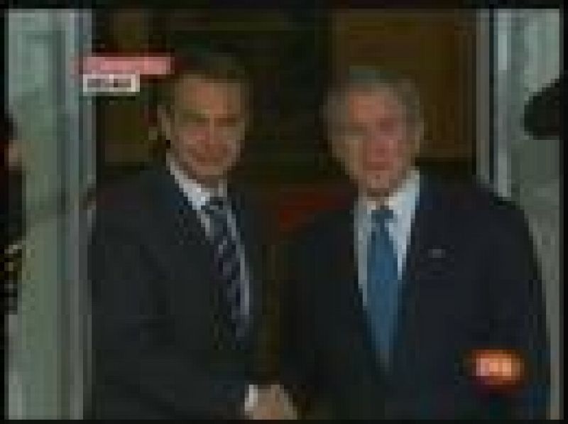 Bush recibe a Zapatero en la entrada a la Casa Blanca 