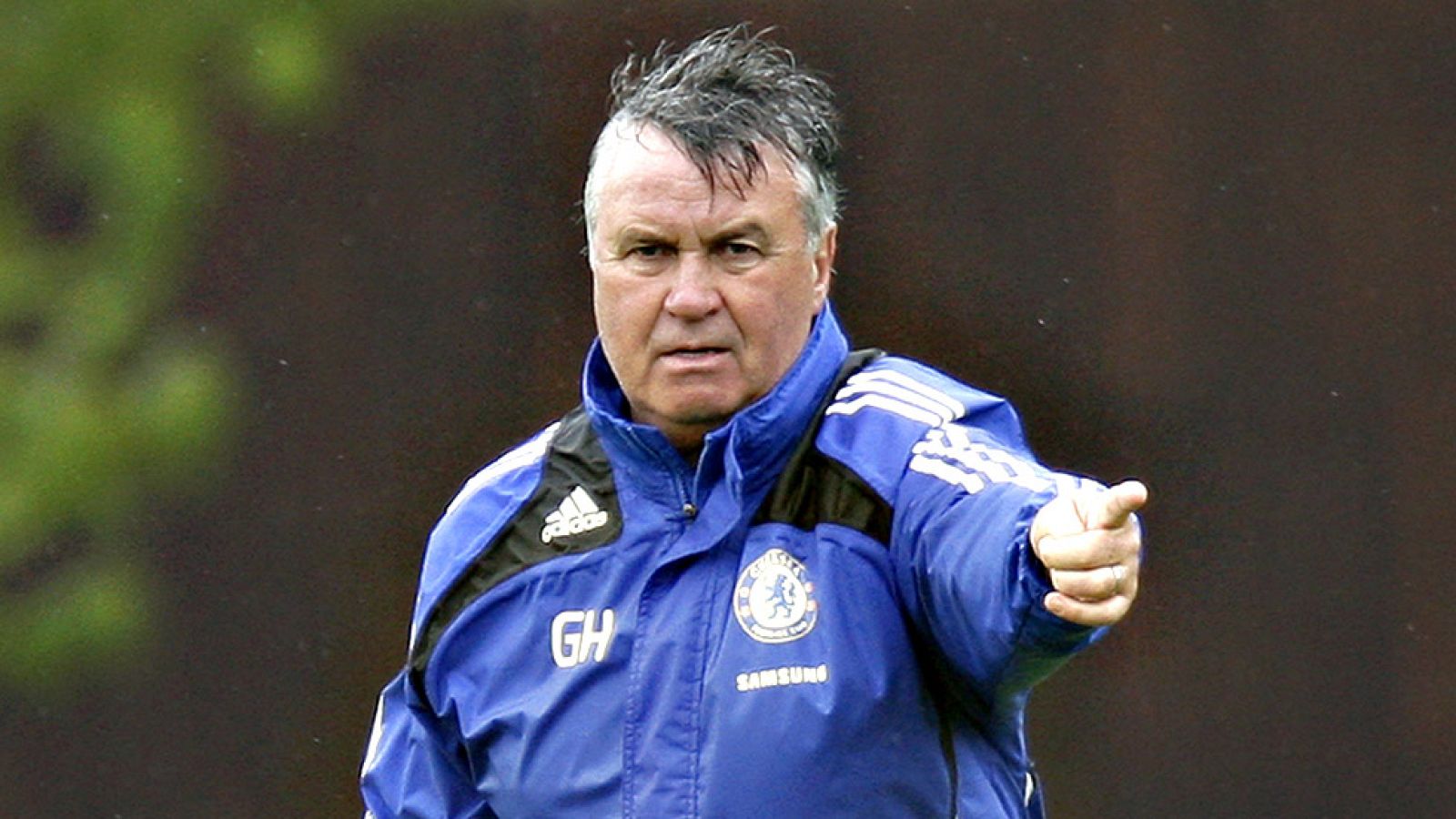 El Chelsea anunció este sábado la contratación del entrenador holandés Guus Hiddink hasta "final de la temporada", en sustitución del portugués Jose Mourinho, cesado el pasado jueves, según informó hoy en un comunicado en su página web, en el que el 