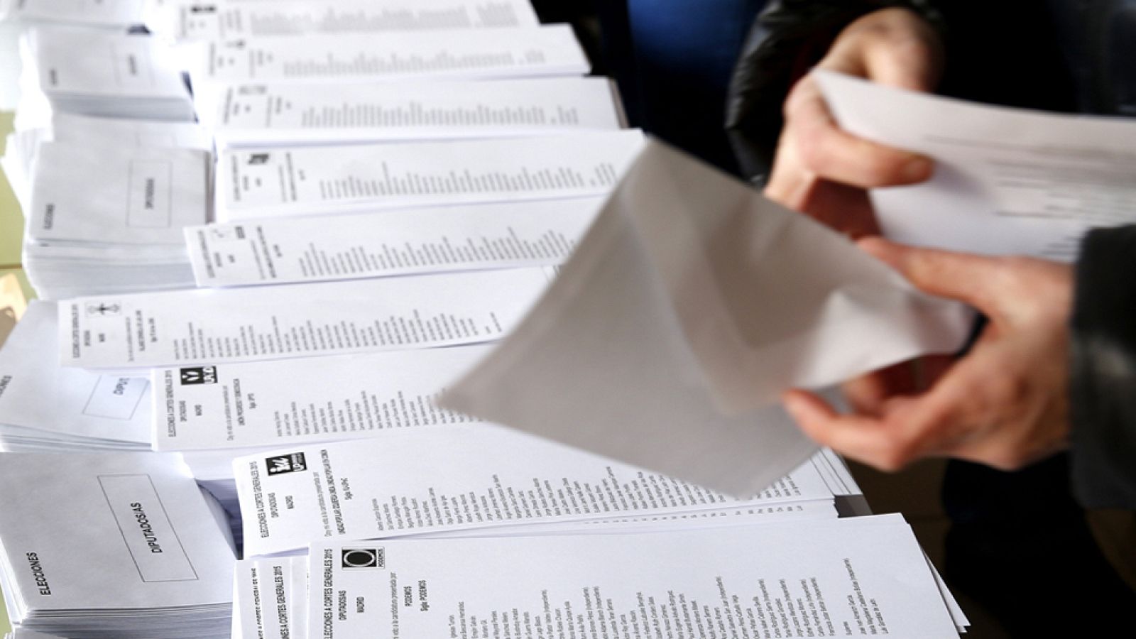 Todos los candidatos al Congreso y al Senado depositan su voto en las urnas