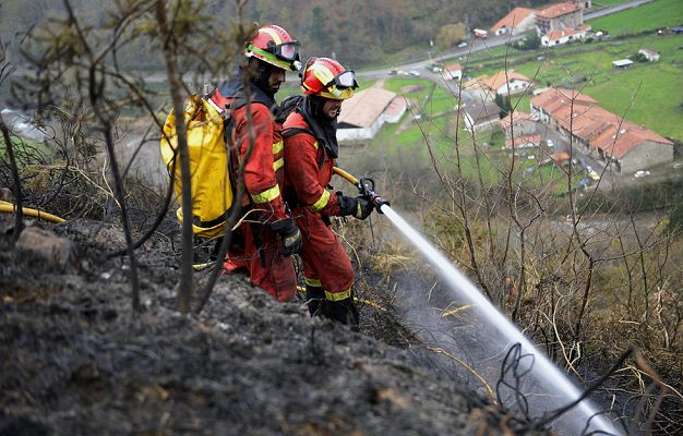Telediario 1 - 102 incendios permanecen activos en el norte de la península