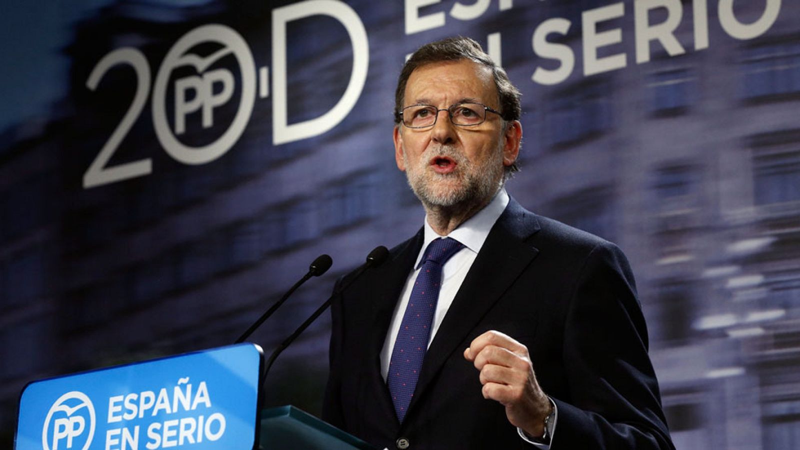 Rajoy alerta del riesgo de "parálisis" y dice que hablará con los partidos que defienden la soberanía nacional