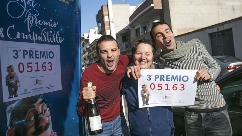 Lotería de Navidad 2015: El tercer premio, 5.163, el último en salir y muy repartido