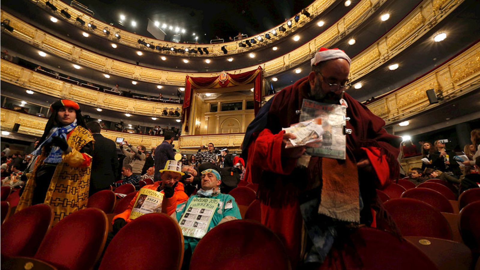 22 horas haciendo cola para presenciar en directo el sorteo de la Lotería en el Teatro Real