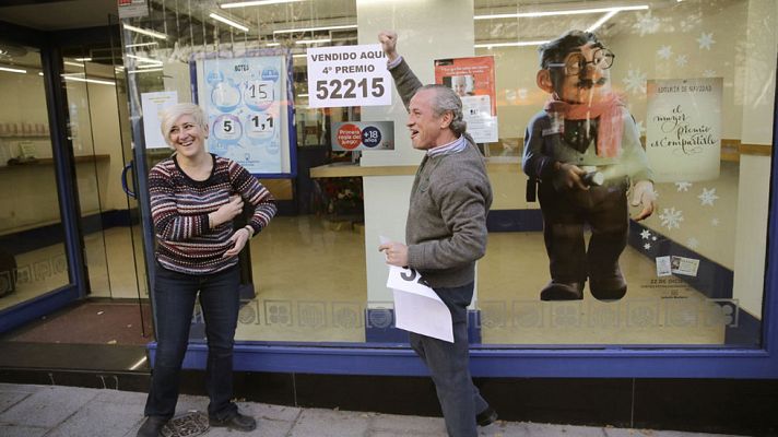 Telediario 1 - Un cuarto premio 52215 se reparte entre Madrid, Alcorcón y Alicante