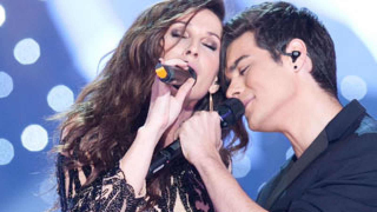 Especiales de Navidad: Malú canta "Blanco y negro" con Abraham Mateo | RTVE Play