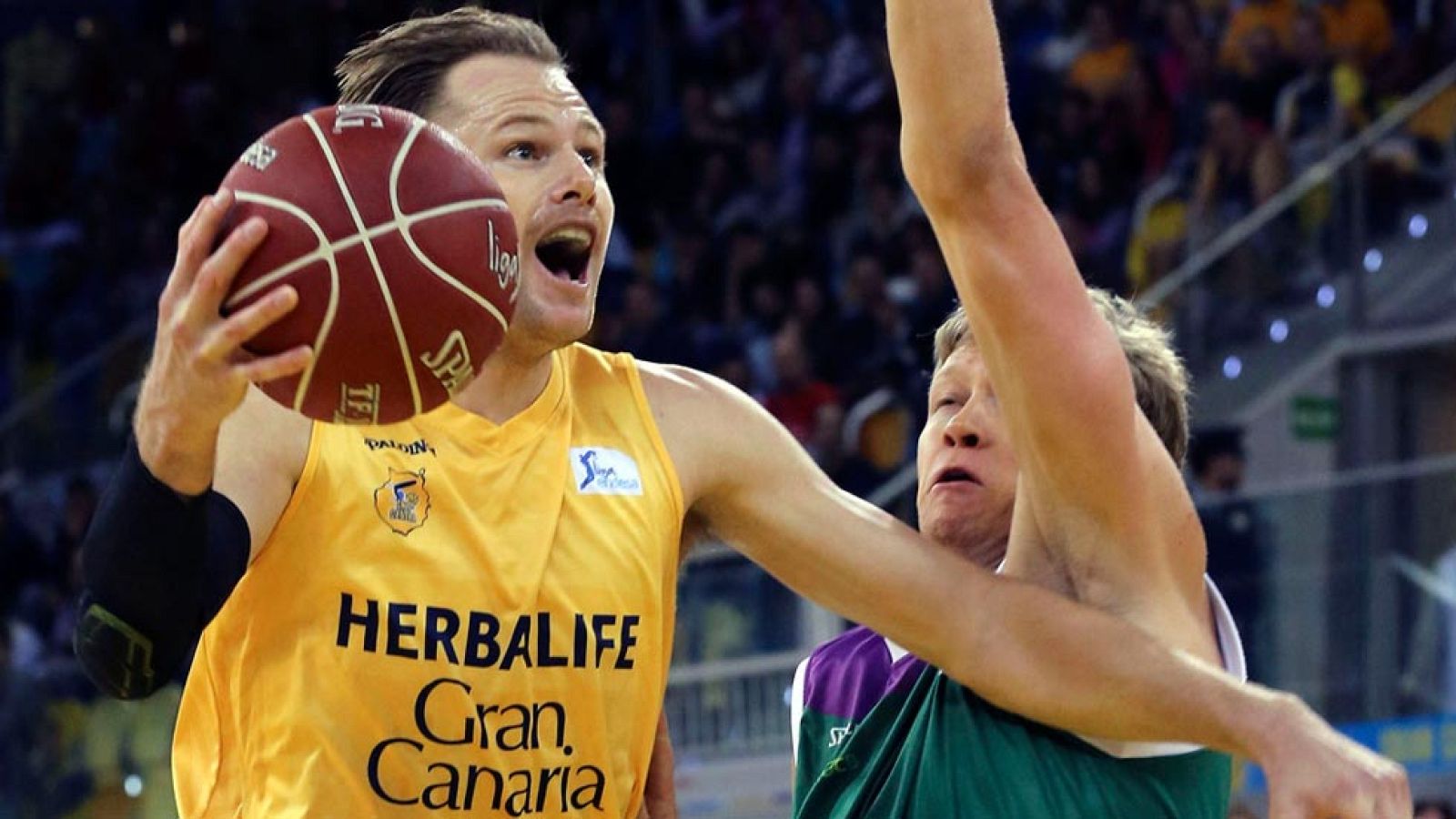 El Herbalife Gran Canaria ha obtenido una contundente victoria ante el Unicaja por 98-65, en un encuentro que encarriló tras un segundo cuarto para enmarcar (35-11), el mejor de su historia, en el que rozó la perfección en defensa y aniquiló a su rival desde el exterior.