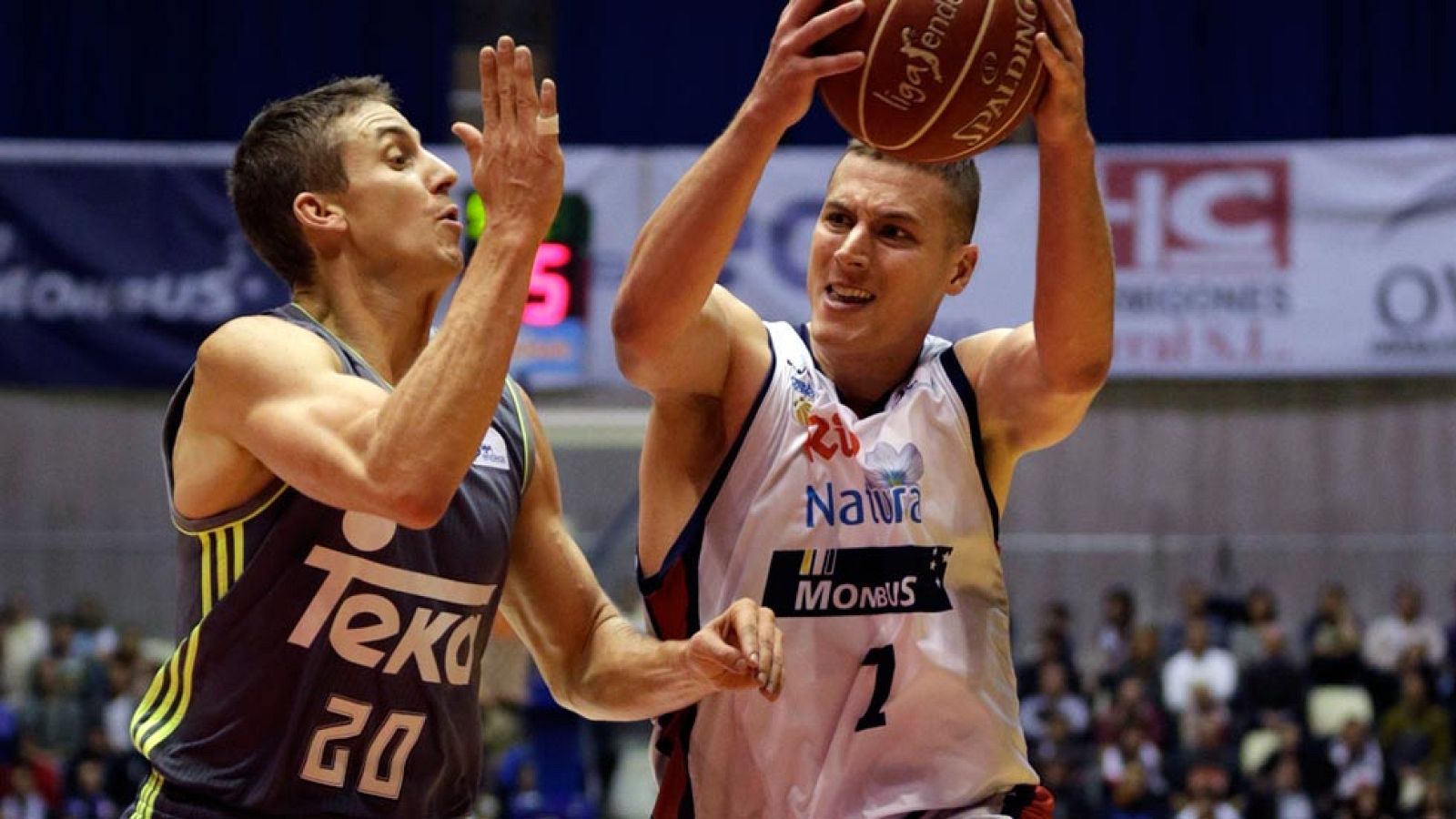 El Real Madrid doblegó al Río Natura Monbus Obradoiro (63-79) y sumó su undécimo triunfo en la competición doméstica. Los de Pablo Laso se apoyaron en el buen hacer de Gustavo Ayón y Jaycee Carroll, que lograron 14 unidades cada uno.