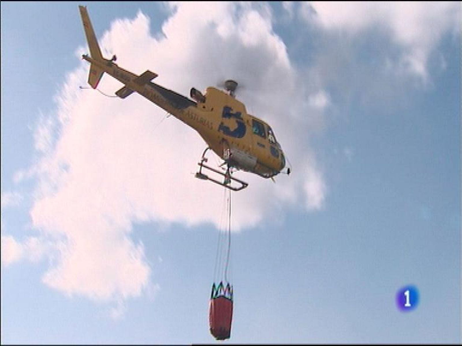  Un helicóptero de bomberos de  Asturias sufrio un accidente en el concejo de Parres. Ha fallecido el piloto, que era el único ocupante. De momento se desconocen las causas de este accidente, que tenía lugar cuando se intentaba extinguir un incendio en  La Roza, en una zona de difícil acceso. Hasta el lugar se ha desplazado un helicoptero medicalizado, una UVI movl y una dotación de la guardia civil. Javier Fernández también se está desplazando a la zona.  La tensión entre PSOE y Podemos en la Junta General se desbordó esta mañana, con un bronco cruce de reproches e increpaciones por la prórroga presupuestaria. Emilio León dice que el gobierno puede presentar nuevas cuentas y los socialistas lo acusan de coaligarse con el PP.  