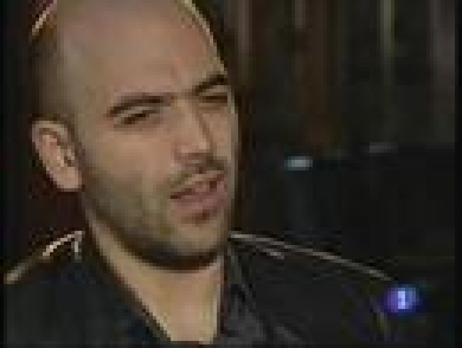 Roberto Saviano, el escritor que ha denunciado a la Camorra italiana en el libro "Gomorra", ha hablado con Informe Semanal. Saviano está amenazado por la mafia, que ha prometido matarle antes de que termine el año. Él vive con la única compañía de su