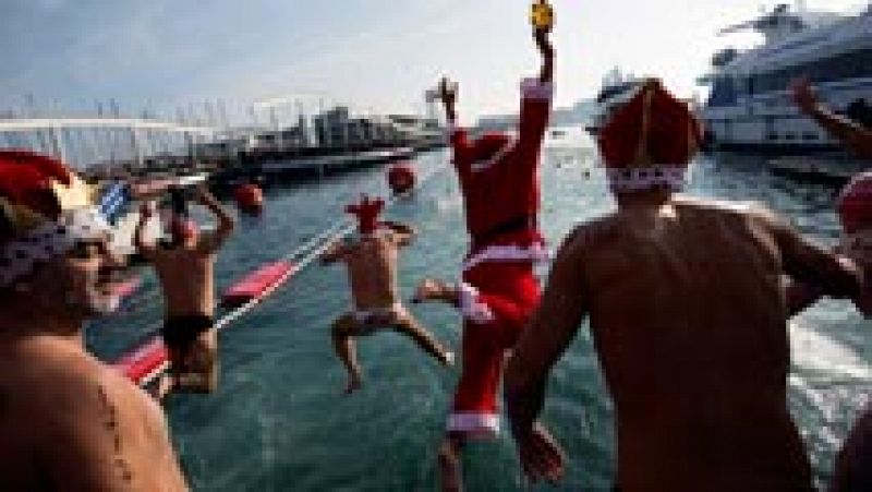 La Copa Nadal es una de esas tradiciones que alegran la mañana de Navidad. Hasta 400 participantes han nadado en las aguas de Barcelona en una costumbre que también viven en Gijón.