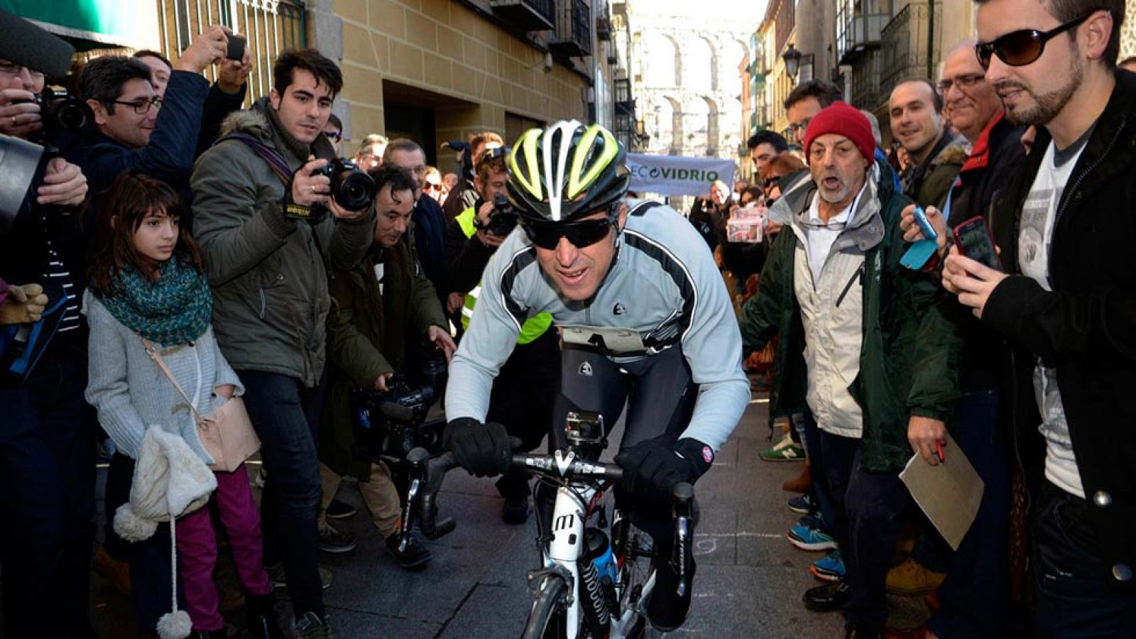 El exciclista y comentarista de TVE, Pedro Delgado, ha dicho que hay que ir pensando en el relevo del ciclismo español tras participar en la tradicional 'carrera del pavo' en Segovia, que ganó Julio Martín Gñomez por quinta vez consecutiva.