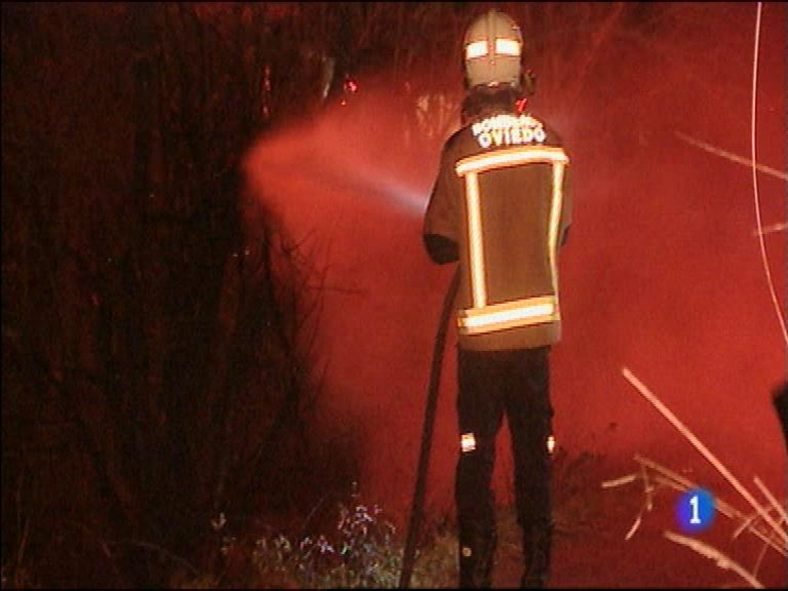  56 incendios en 34 municipios asturianos. Focos pequeños pero muy dispersos por lo que el SEPA ha solicitado la colaboración de la Unidad Militar de Emergencias, la UME. Un dispositivo de 36 efectivos que ha llegado de León.El fuerte viento que está soplando en Asturias ha obligado a interrumpir el servicio de trenes entre Oviedo y San Martín del Rey Aurelio. En la capital asturiana se ha cerrado por precaución el Campo de San Francisco  y en Gijón   el vendaval ha destrozado el mercadillo de navidad que permanecía instalado en la Plaza del 6 de agosto.