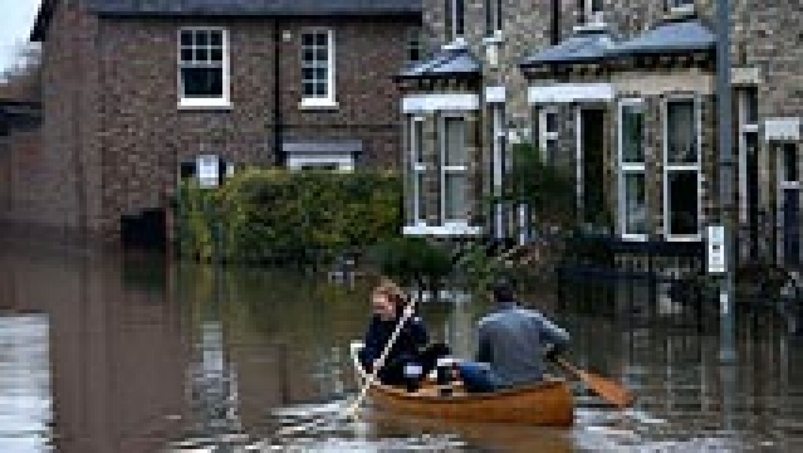 Telediario 1: Las lluvias torrenciales provocan graves inundaciones en el norte de Reino Unido | RTVE Play
