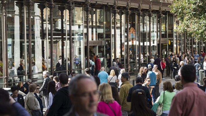 Telediario 1 - Los españoles realizaron más de 58 millones de viajes en el tercer trimestre de 2015