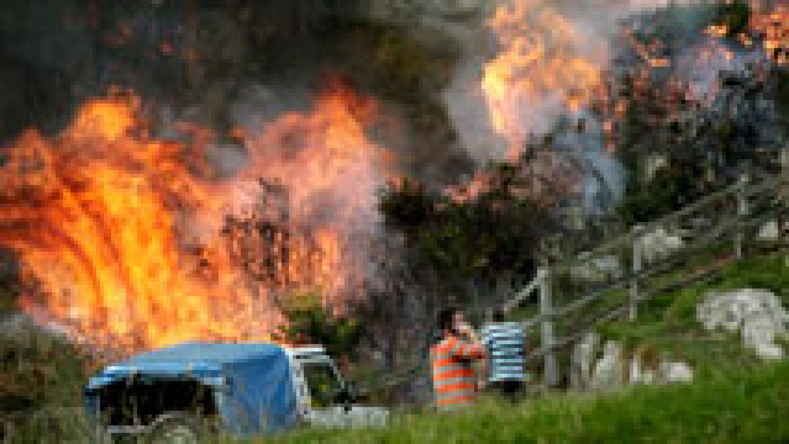 Telediario 1: Una treintena de incendios, activos en Asturias | RTVE Play