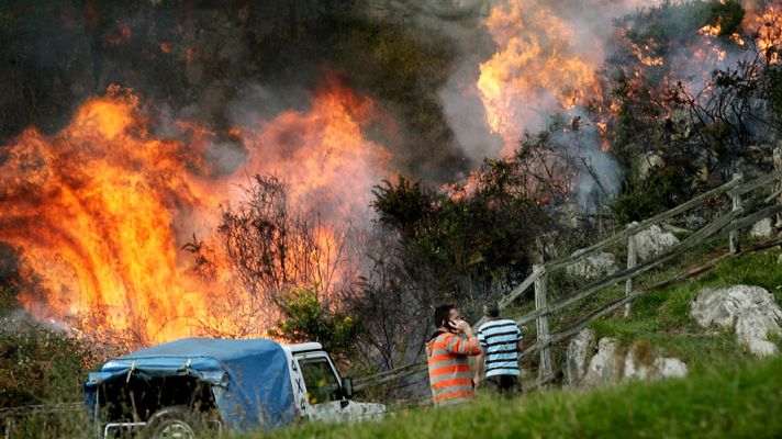 Telediario 1 - Una treintena de incendios, activos en Asturias